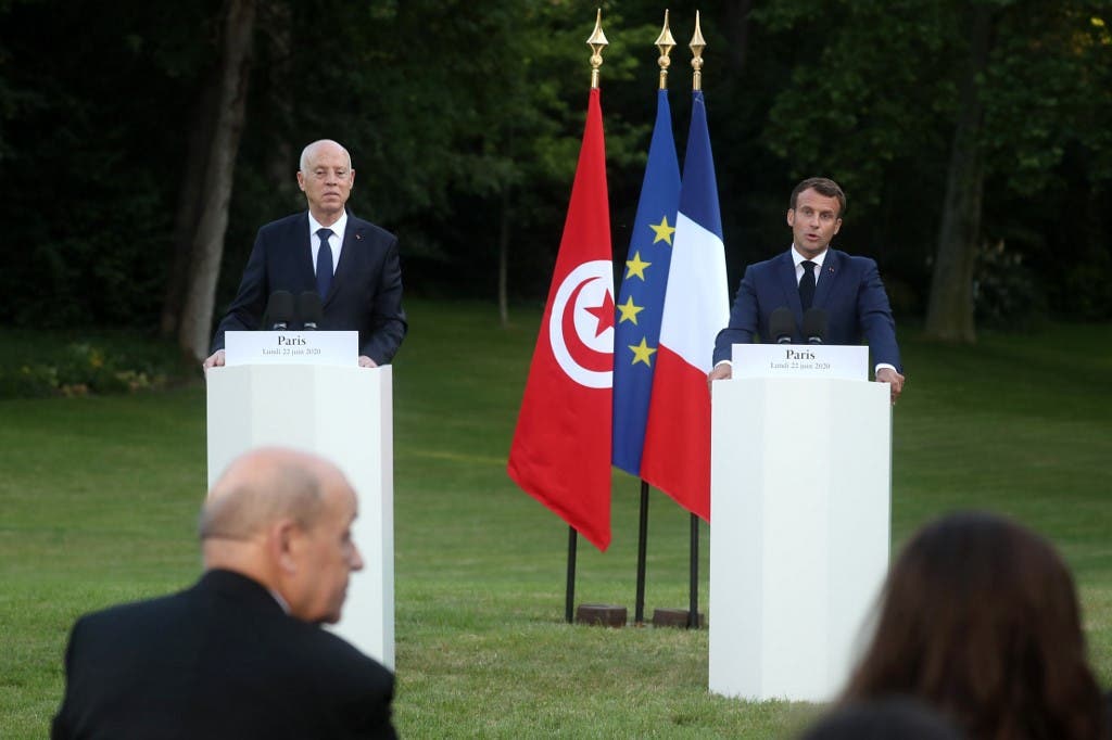 الرئيس الفرنسي ايمانويل ماكرون والرئيس التونسي قيس سعيد