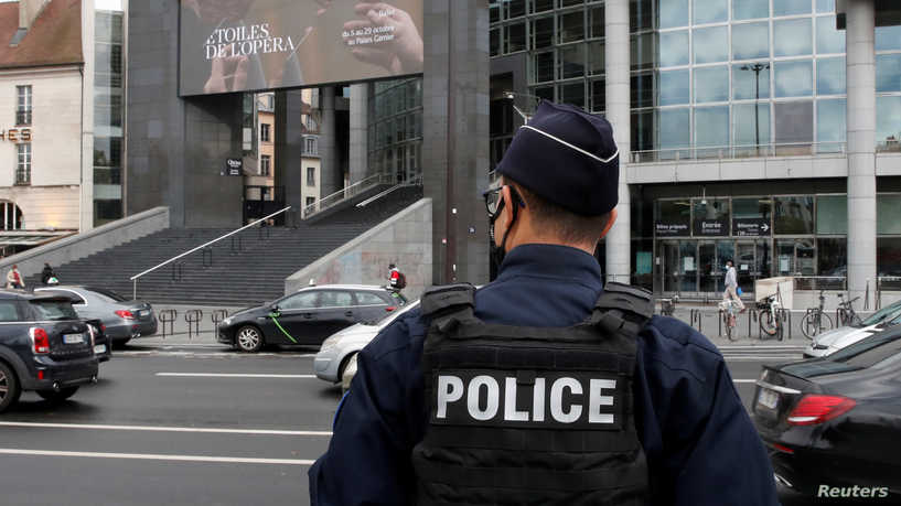 شرطي فرنسي أمام صحيفة شارلي إبدو