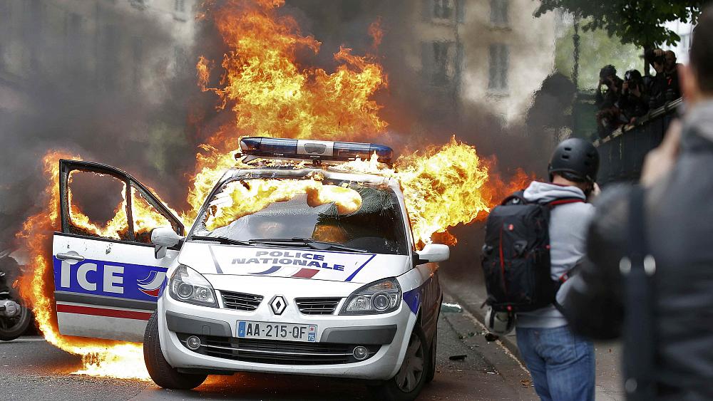 آلاف الفرنسيين في أنحاء البلاد شاركوا في مسيرات بعد أن اعتدت الشرطة على رجل أسود