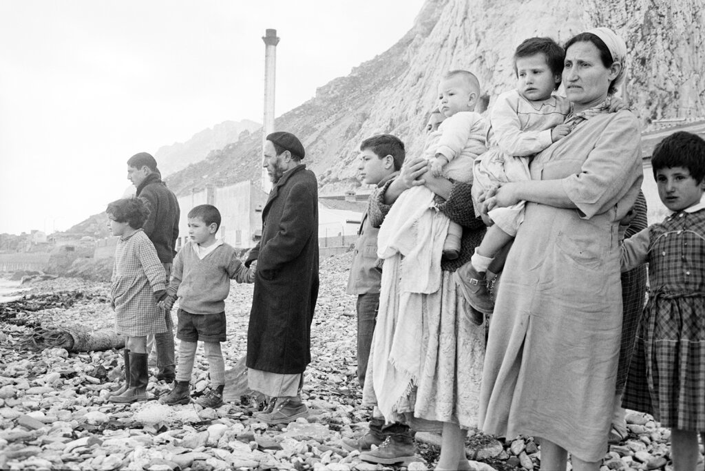 يهود مغاربة على شاطئ جبل طارق عام 1961 أثناء عبورهم إسرائيل