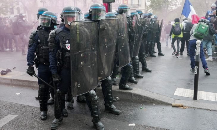 اشتباك متظاهرون ملثمون مع الشرطة في باريس