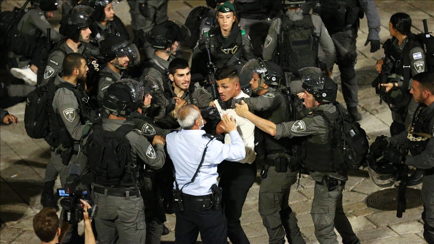    قمعت قوات إسرائيلية، فلسطينيين في منطقة باب العامود بالقدس المحتلة واعتقلت عددا منهم