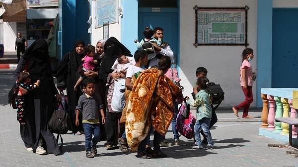نزحت عشرات العائلات من منازلها بعد القصف العنيف في شمال غزة