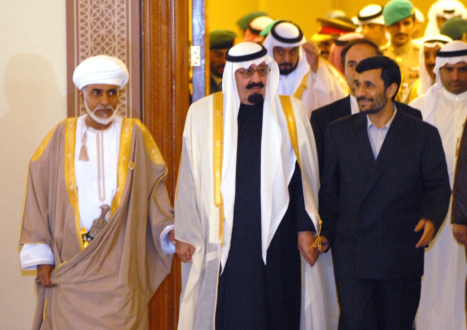 أحمدي نجاد مع العاهل السعودي الراحل الملك عبدالله خلال قمة لمجلس التعاون الخليجي في الدوحة في 2007