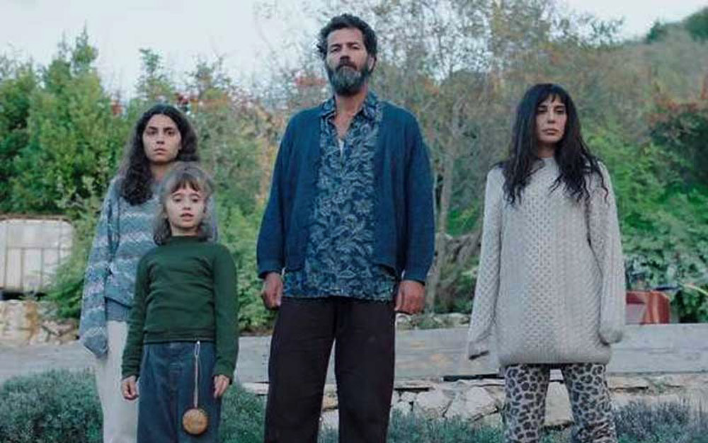  "كوستا برافا".. قصة عائلة لبنانية تهرب من التلوث فتلاحقها النفايات