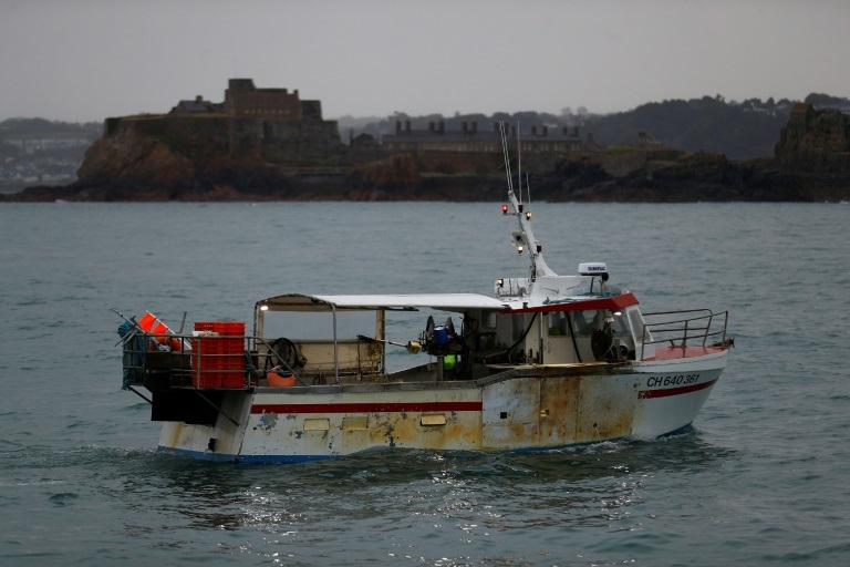   أحد القوارب الفرنسية المشاركة في الاحتجاج أمام ميناء سانت هيلير قبالة جزيرة جيرسي في بريطانيا 6 أيار/مايو 2021( ا ف ب)