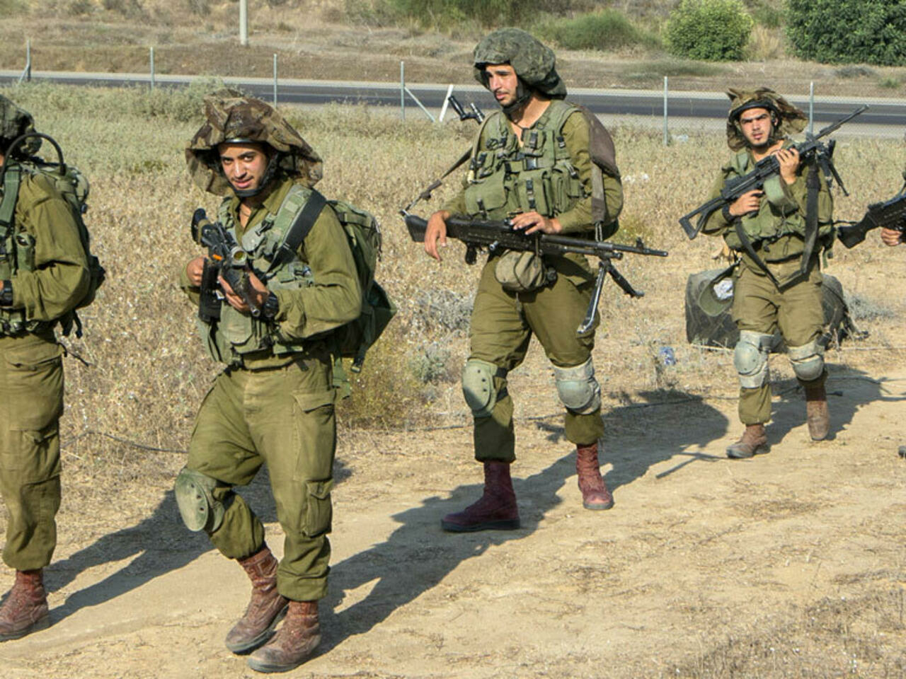 جنود من الجيش الإسرائيلي بإحدى البلدات بالداخل الفلسطيني (أ ف ب)