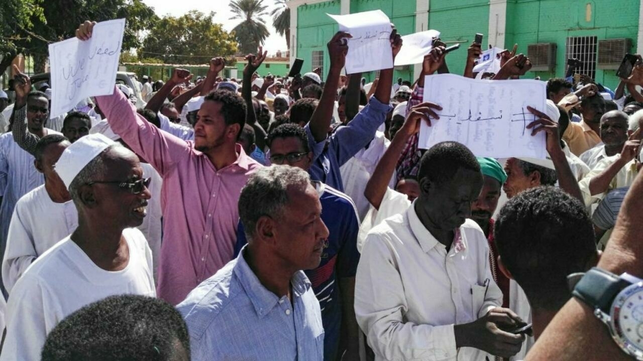 متظاهرين في مدينة أم درمان غربي الخرطوم (أ ف ب)