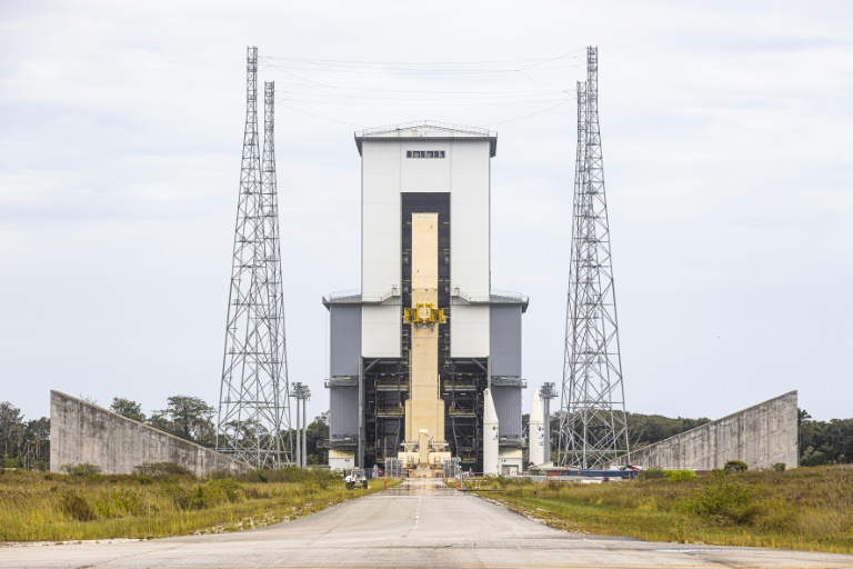 صورة مؤرخة في 28 أيلول/سبتمبر 2021 تظهر منصة إطلاق صاروخ اريان 6 في قاعدة كورو في غويانا الفرنسية(ا ف ب)