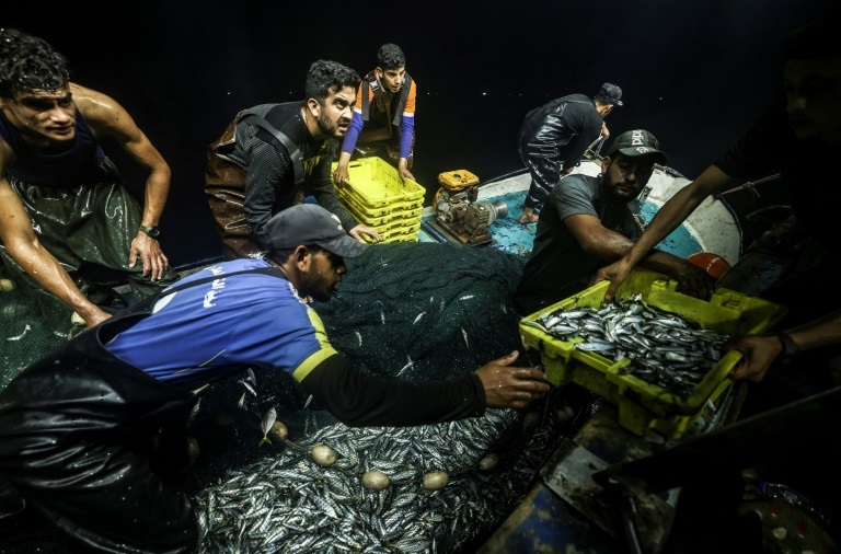 صيادون فلسطينيون من غزة يسحبون شباكهم من البحر في 22 أيلول/سبتمبر 2021(ا ف ب)