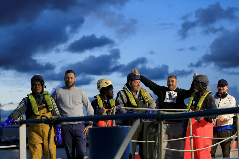  أفراد طاقم سفينة الصيد الاسكتلندية لدى السماح لهم بمغادرة ميناء لو افر الفرنسي بتاريخ 3 تشرين الثاني/نوفمبر 2021(ا ف ب)