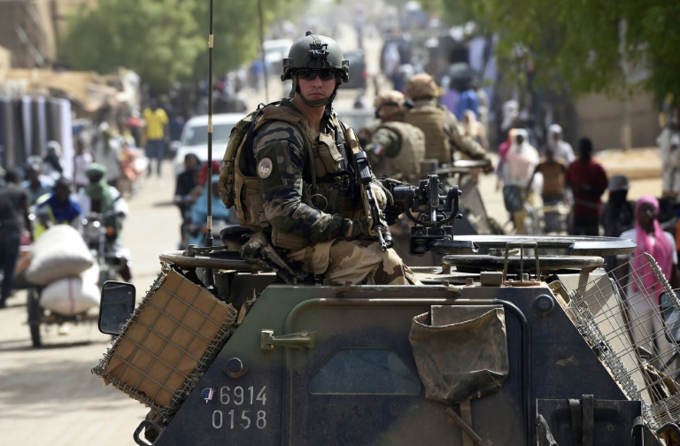 عسكريون فرنسيون من عملية برخان لمكافحة الجهاديين في غاو بشمال مالي بتاريخ 30 أيار/مايو 2015م (ا ف ب)