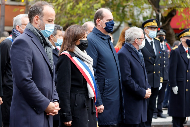 رئيس الوزراء الفرنسي جان كاستيكس ورئيس بلدية باريس آن إيدالغو أثناء مراسم إحياء ذكرى اعتداءات 13 تشرين الثاني/نوفمبر أمام حانة في باريس في 13 تشرين الثاني/نوفمبر 2021(ا ف ب)
