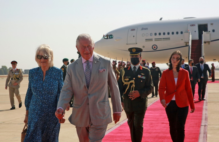    ولي عهد بريطانيا الأمير تشارلز وزوجته كاميلا دوقة كورنويل لدى وصولها إلى مطار الملكة علياء في عمان في 16 تشرين الثاني/نوفمبر 2021(اف ب)