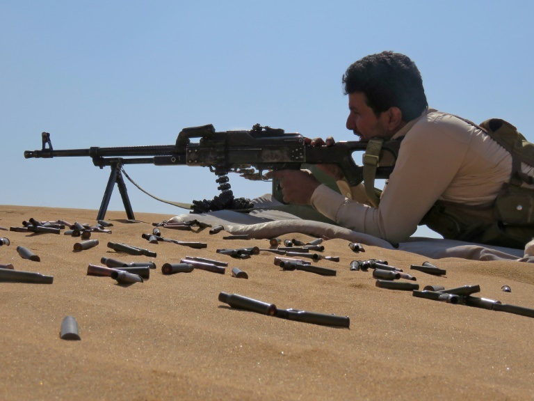 مقاتل من القوات الحكومية خلال مواجهات مع الحوثيين جنوب مأرب في 10 نوفمبر 2021(ا ف ب)