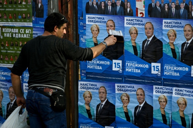 عامل يعلق لافتات للمرشح للرئاسة في بلغاريا أناستاس غيردجيكوف من حزب غيرب من يمين الوسط في 8نوفمبر 2021(ا ف ب)