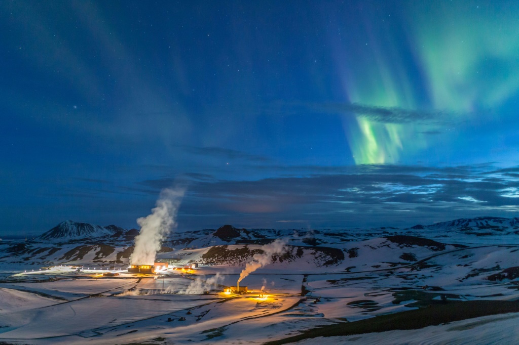 صورة التقطت في 14 نيسان/أبريل 2018 ووفرتها شركة الكهرباء الوطنية الايسلندية في 23 تشرين الثاني/نوفمبر 2021 لمحطة الطاقة الحرارية الأرضية المقامة قرب بركان كرافلا في شمال شرق ايسلندا (أ ف ب)