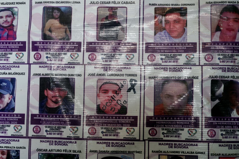 يتم عرض أسماء وصور المفقودين في مكاتب مجموعة من الأقارب في مدينة هيرموسيلو شمال غرب المكسيك(أ ف ب)