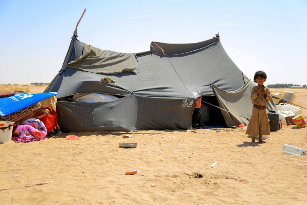 صبي يقف خارج خيمة في مخيم للنازحين داخليًا على مشارف مدينة مأرب شمال شرق اليمن في 3 نوفمبر / تشرين الثاني 2021 (أ ف ب)