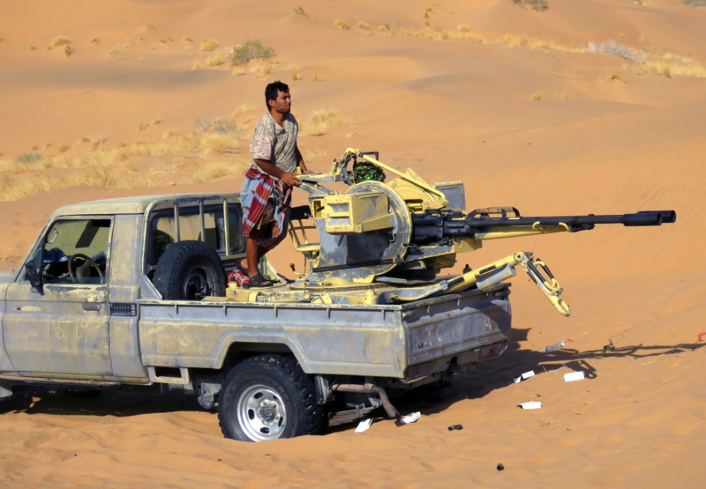 تم تصوير القوات اليمنية الموالية للحكومة أثناء القتال مع المتمردين الحوثيين بالقرب من مأرب في 10 نوفمبر 2021 (أ ف ب)