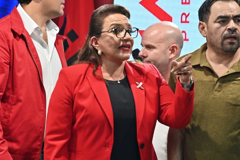 السيدة الأولى السابقة شيومارا كاسترو سيكون لها مهمة صعبة على يديها بمجرد تأكيد فوزها المتوقع في الانتخابات كأول رئيسة لهندوراس (ا ف ب)