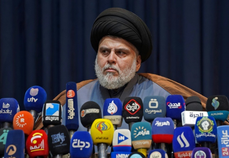 مقتدى الصدر رجل الدين الشيعي العراقي يعقد مؤتمرا صحفيا في مدينة النجف في 18 نوفمبر 2021( ا ف ب)