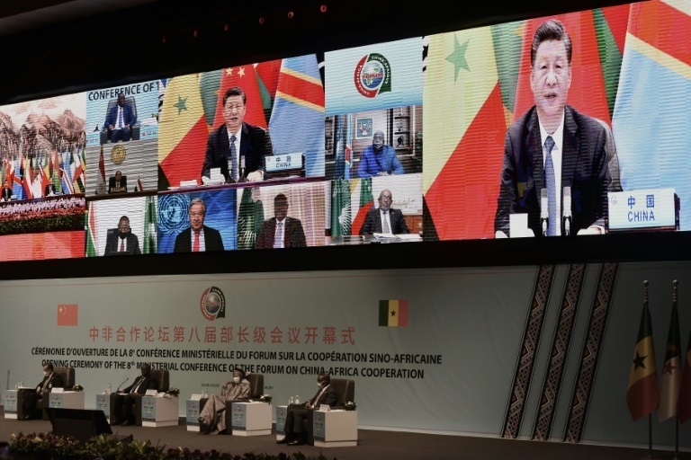 الرئيس الصيني شي جينبينع خلال إلقاء خطاب بتاريخ 29 تشرين الثاني/نوفمبر 2021 في منتدى التعاون الصيني الإفريقي (فوكاك) الملتئم قرب العاصمة السنغالية دكار( ا ف ب )