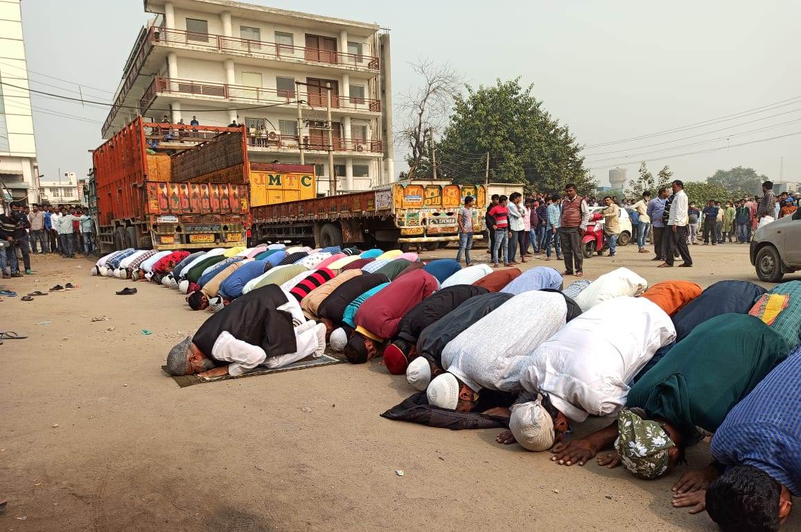 المسلمون يؤدون الصلوات في الشوارع رغم ما يعانوه من الجماعات الهندوسية (التواصل الاجتماعي)