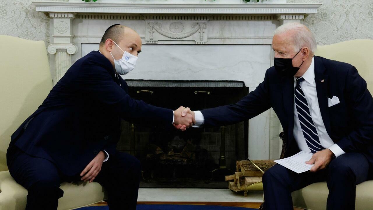 الرئيس الأمريكي جوبايدن يصافح رئيس الوزراء الإسرائيلي نفتالي بينيت (أ ف ب)
