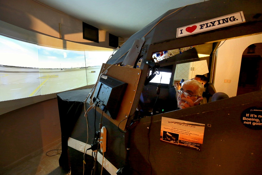 ملحس داخل قمرة قيادة للطيران الافتراضي أنشأها في قبو منزله (ا ف ب)