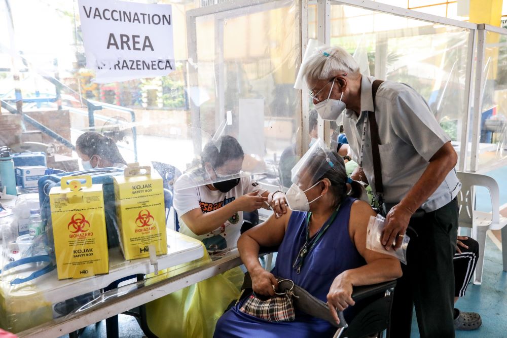  الفلبين، مدينة كويزون: مريض معاق يتلقى لقاح (د ب أ)