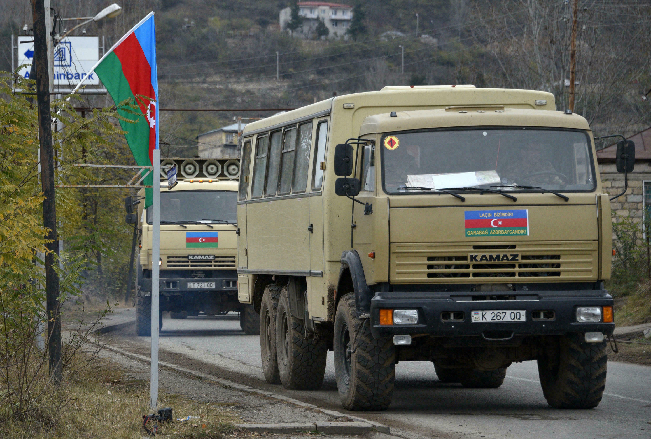 الموقف خرج هذه المرة عن السيطرة ليس في منطقة كاراباخ الأذربيجانية فحسب ، ولكن أيضا على طول الحدود الأرمينية الأذربيجانية (أ ف ب)