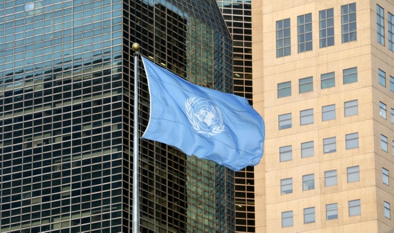 علم الأمم المتحدة أمام مقر المنظمة في نيويورك في 23 أيلول/سبتمبر 2019.