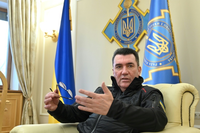سكرتير مجلس الأمن القومي الأوكراني أوليكسي دانيلوف خلال مقابلة مع وكالة فرانس برس في مكتبه بكييف في تاريخ 24 كانون الأول/ديسمبر 2021 (ا ف ب)