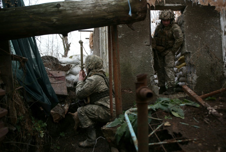 عسكريون أوكرانيون قرب منطقة أفدييفكا بتاريخ 10 كانون الأول/ديسمبر 2021 (ا ف ب)
