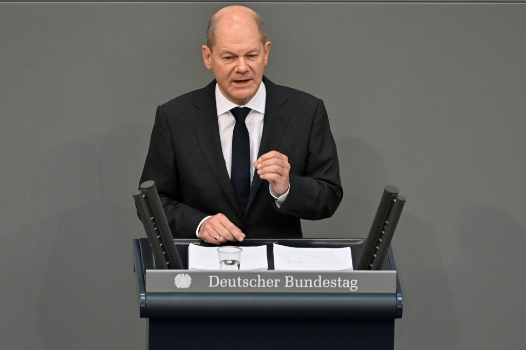أولاف شولتس يلقي خطابا أمام النواب في برلين في 11 نوفمبر 2021 (ا ف ب)