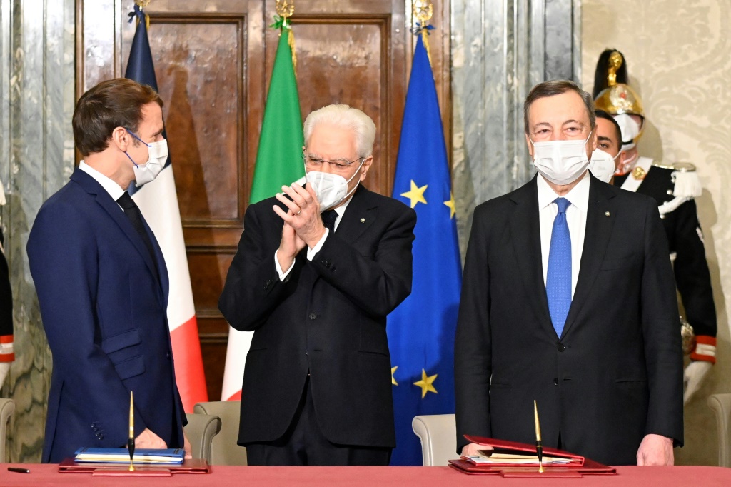الرئيس الفرنسي ايمانويل ماكرون ورئيس الوزراء الإيطالي ماريو دراغي يتوسطهما الرئيس الإيطالي سيرجيو ماتاريللا في روما في 26 نوفمبر 2021 (ا ف ب)