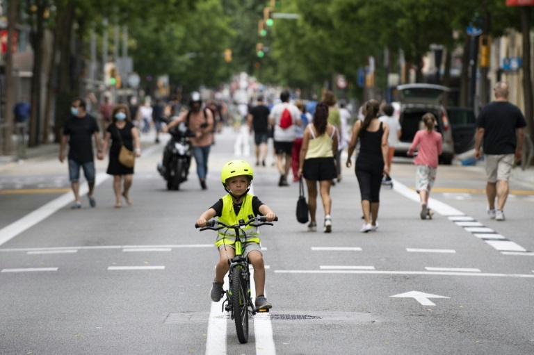 طفل على دراجته الهوائية في برشلونة في 24 ايار/مايو 2020 ( ا ف ب )