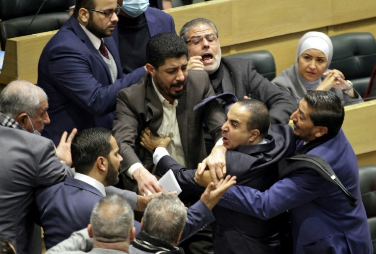 فصل نواب اردنيين خلال مشاجرة في مجلس النواب بالعاصمة عمان في 28 كانون الأول/ديسمبر 2021 (ا ف ب)