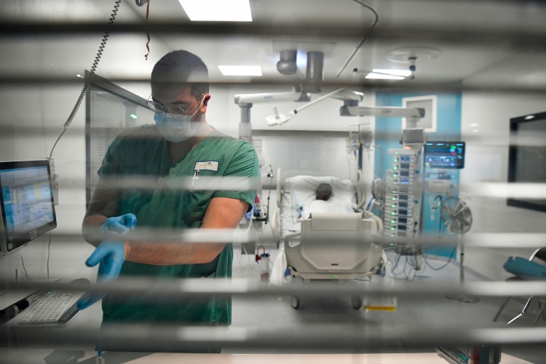 ممرّض مع مريض في إحدى غرف العناية الفائقة في مستشفى ديلافونتين في سان-دوني في ضاحية باريس في 29 كانون الأول/ديسمبر 2021(ا ف ب)
