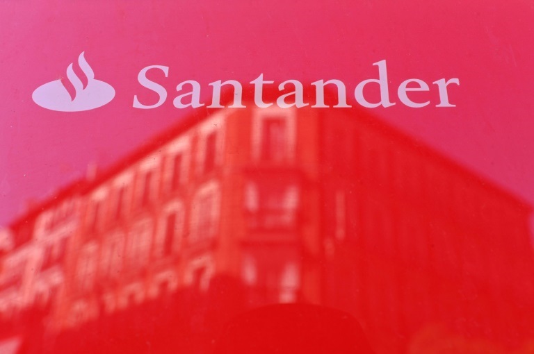 صورة من الأرشيف لشعار مصرف "سانتاندير" التقطت في مدريد في 14 أيار/مايو 2019 (ا ف ب)