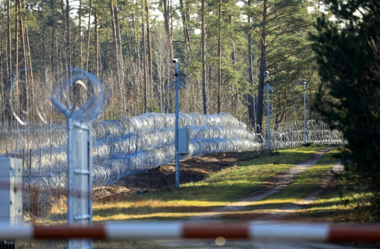 سياج شائك على الحدود بين ليتوانيا وبيلاروس، في صورة التقطت من الجانب الليتواني في 22 تشرين الثاني/نوفمبر 2021(ا ف ب)  
