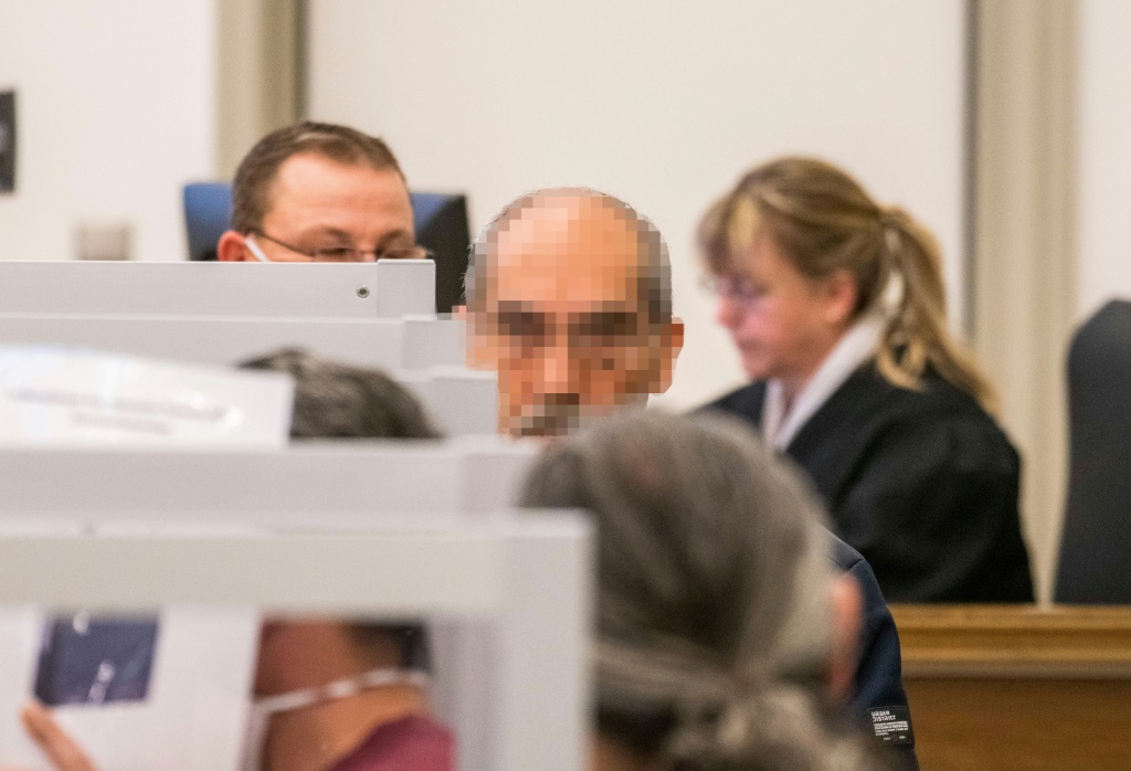 المدعى عليه السوري أنور رسلان (وسط) في محكمة كوبلنز غربي ألمانيا عام 2020 (أ ف ب)