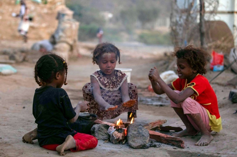 أطفال في مخيم للنازحين في تعز في 11 كانون الثاني/يناير 2022 (ا ف ب)