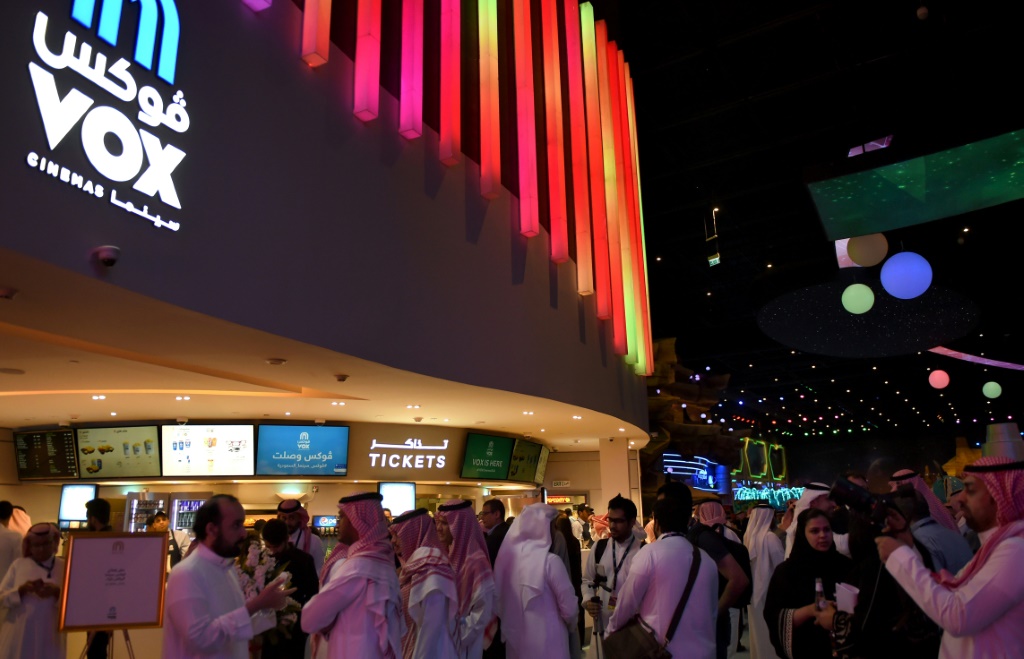 سعوديون متجمعون خلال افتتاح قاعة سينمائية للعامة في الرياض في 30 نيسان/ابريل 2018 (أ ف ب)   