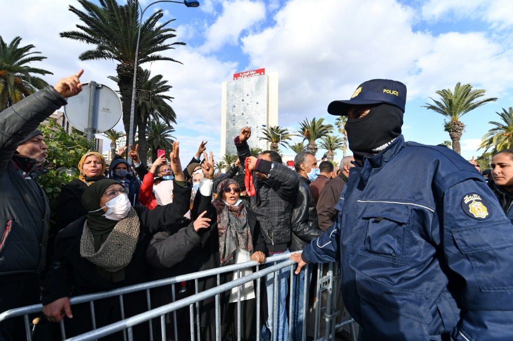    متظاهرون تونسيون يطلقون هتافات ضد الرئيس قيس سعيد في الذكرى الحادية عشرة للثورة في 14 كانون الثاني/يناير 2022 (أ ف ب)