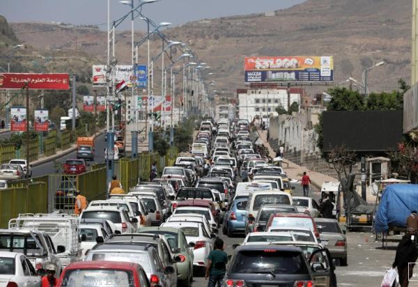 مئات السيارات متوقفة بالقرب من محطات الوقود في انتظار وصول مادة البنزين (التواصل الاجتماعي)