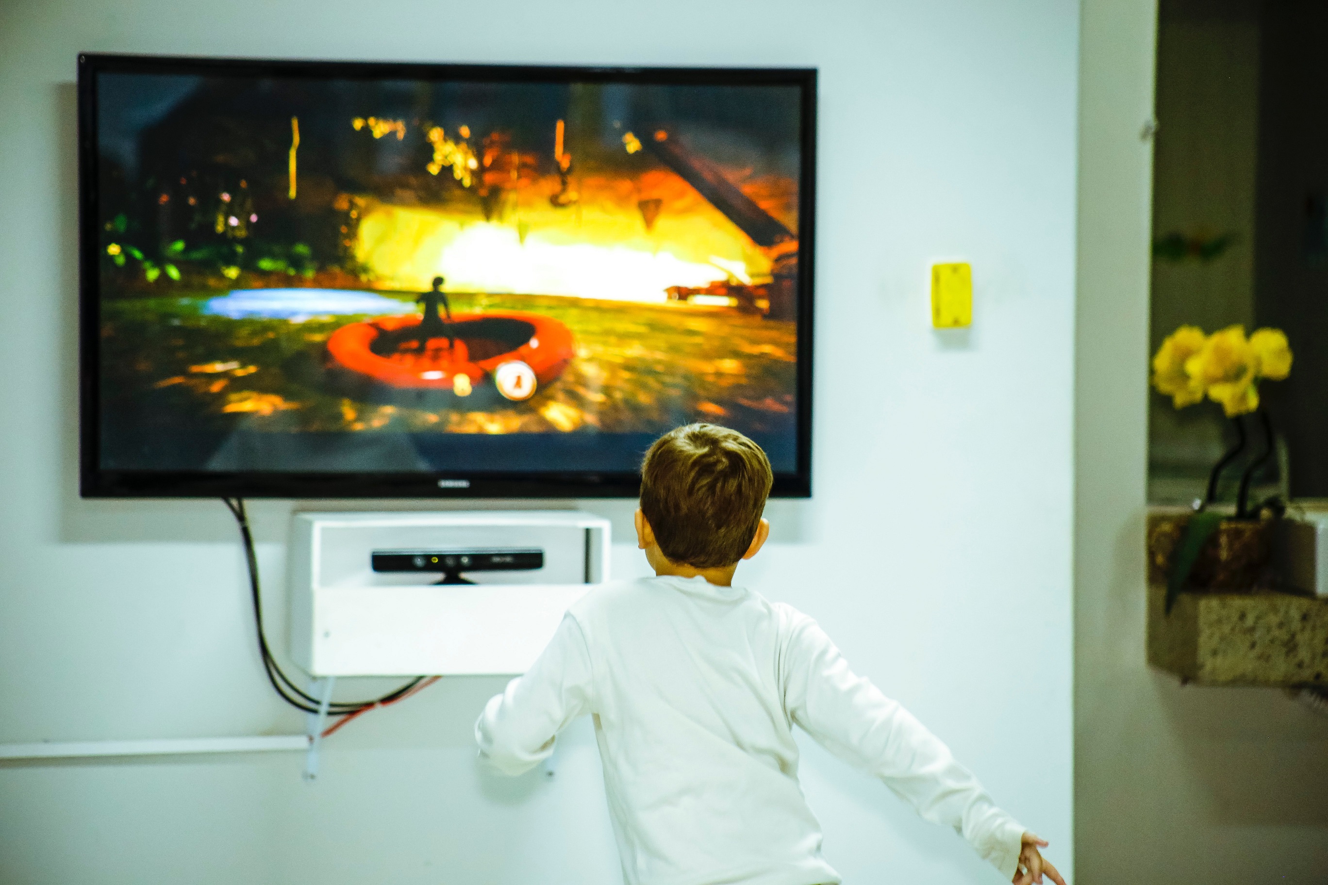 يحذر الاخصائيون النفسيون الآباء والامهات من إفراط الأطفال في مشاهدة التلفزيون والتي أصبحت مشكلة رئيسية في العصر الحاضر (بيكسيلز)