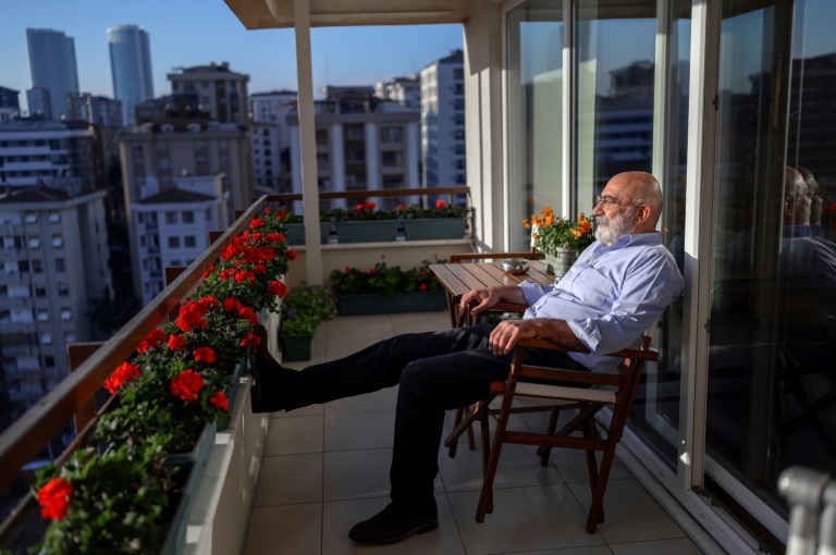 الصحافي والكاتب التركي أحمد ألتان على شرفة منزله في اسطنبول في 5 كانون الثاني/يناير 2022 (أ ف ب)   