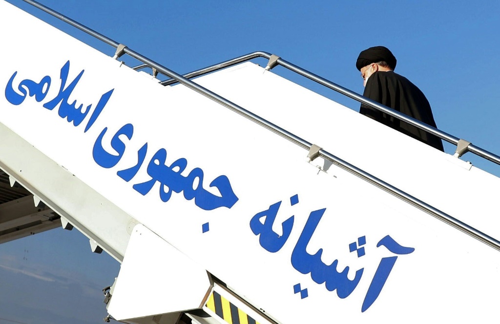 الرئيس الإيراني إبراهيم رئيسي يصعد الى الطائرة قبيل سفره الى موسكو، في 19 كانون الثاني/يناير 2022 (أ ف ب)